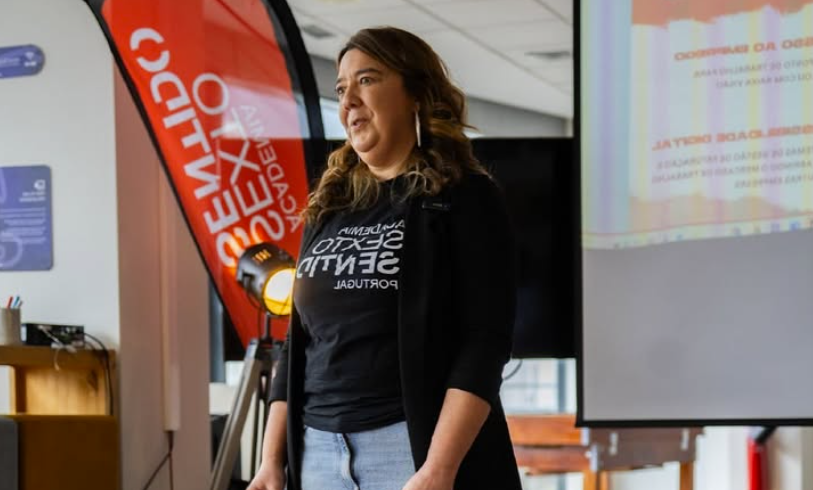 Bárbara, fundadora do Sexto Sentido Portugal, numa palestra